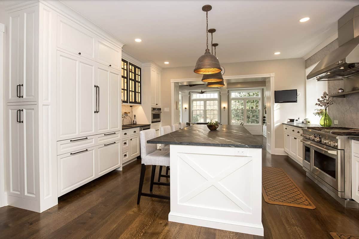 colonial-style farmhouse kitchen