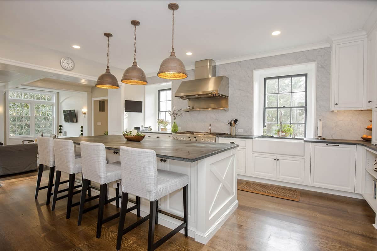 colonial-style farmhouse kitchen