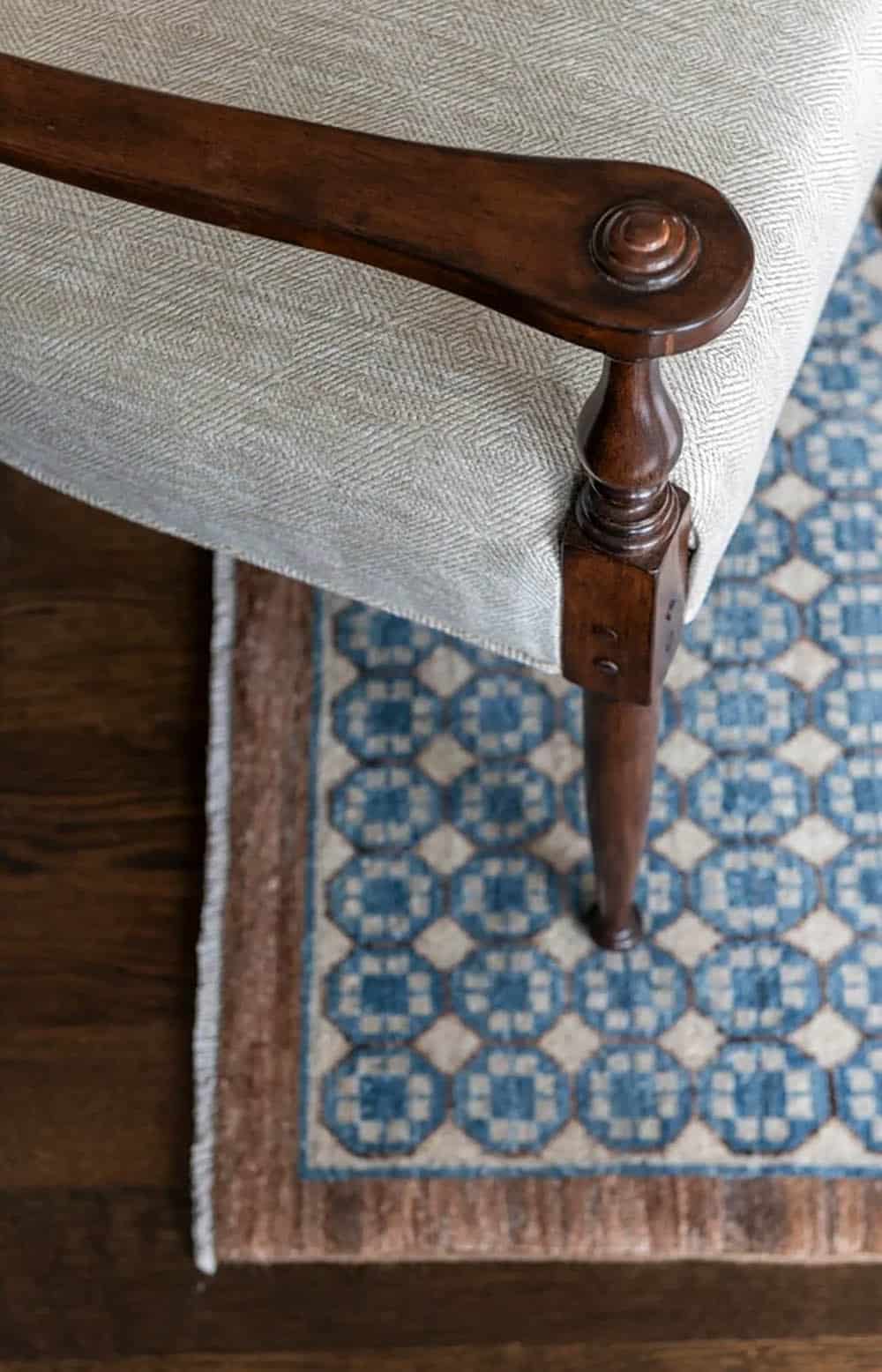 contemporary dining room area rug detail