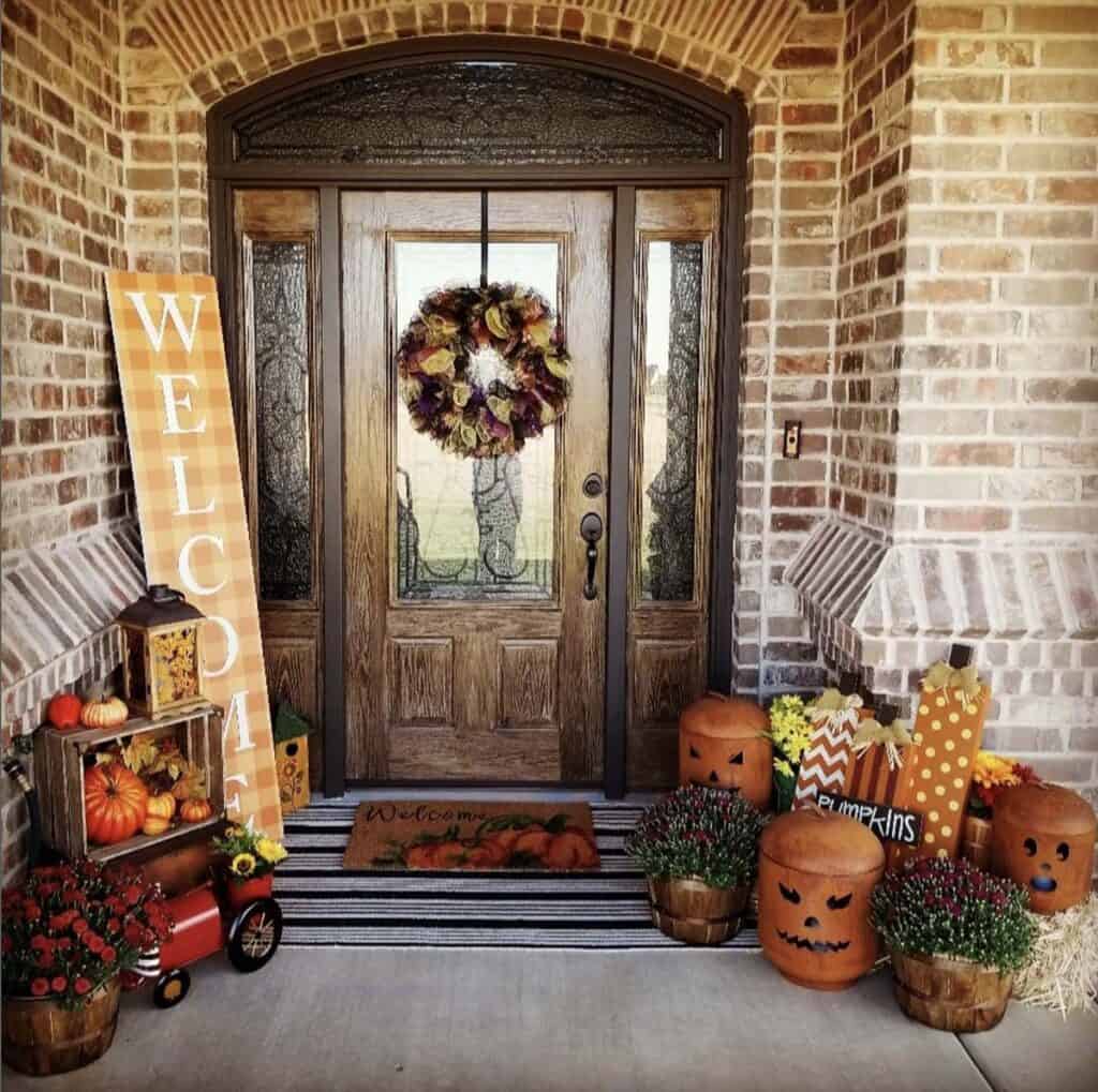 15 Creative Fall Outdoor Decor Ideas To Elevate Your Curb Appeal
