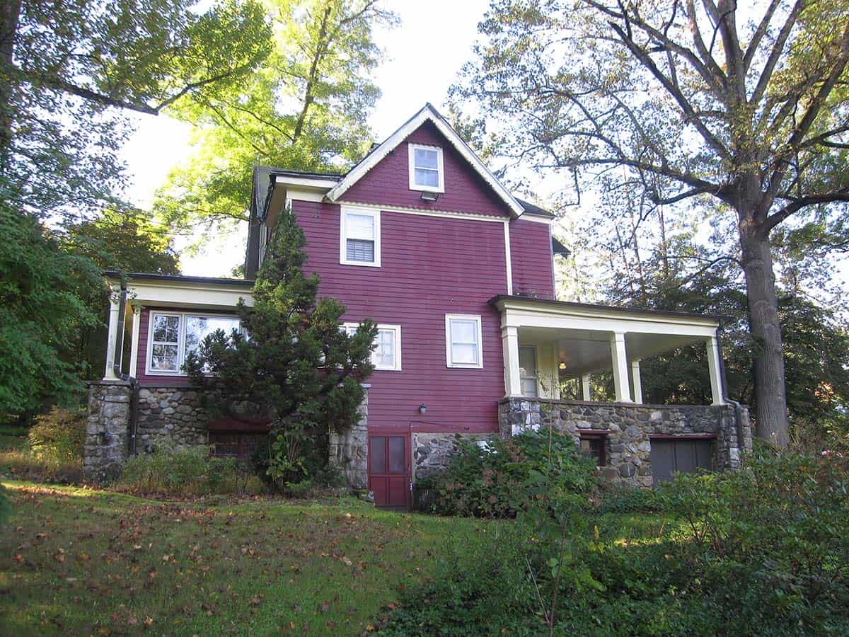 craftsman style house exterior before the renovation
