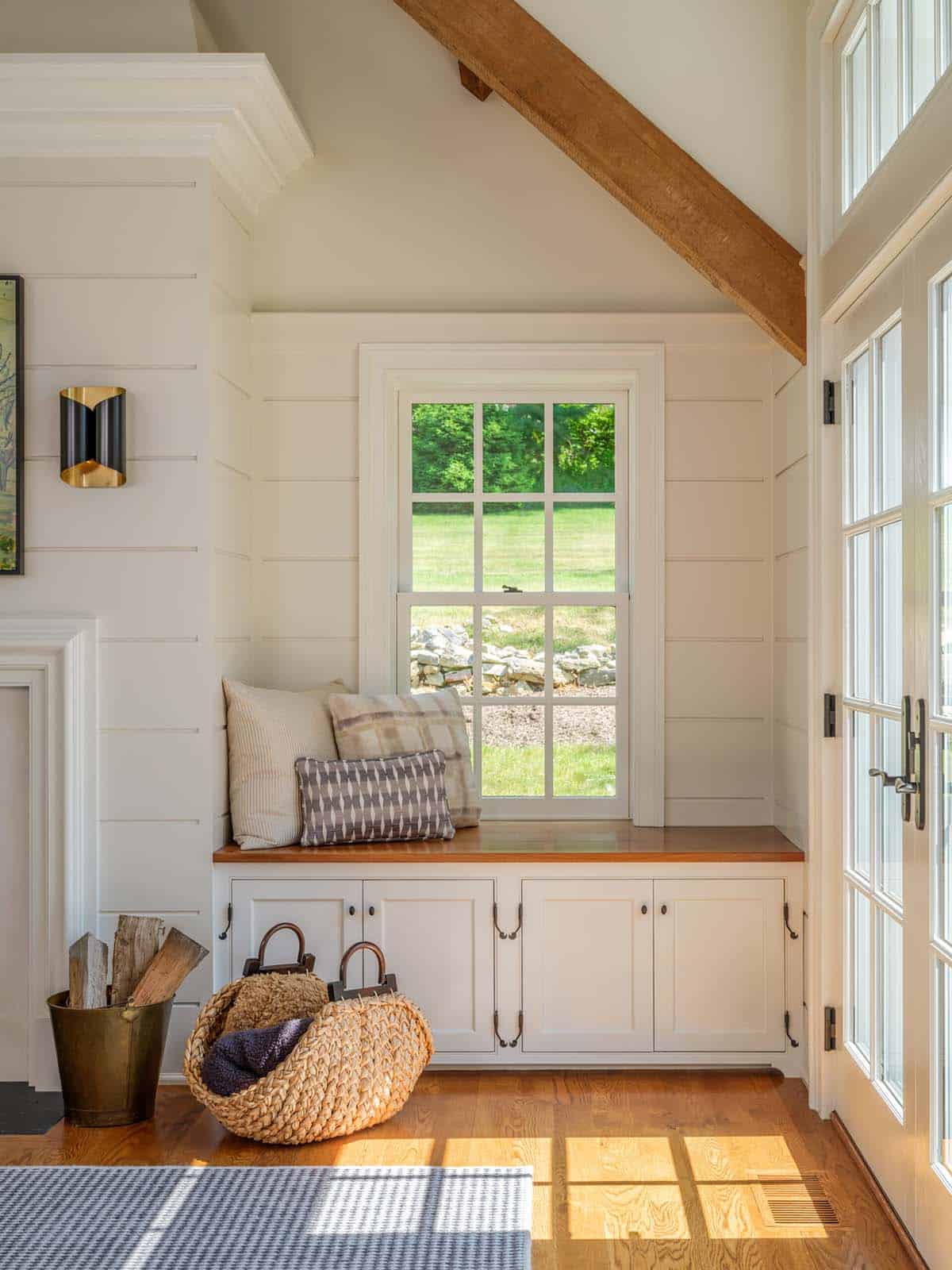 traditonal style living room with a built-in window seat