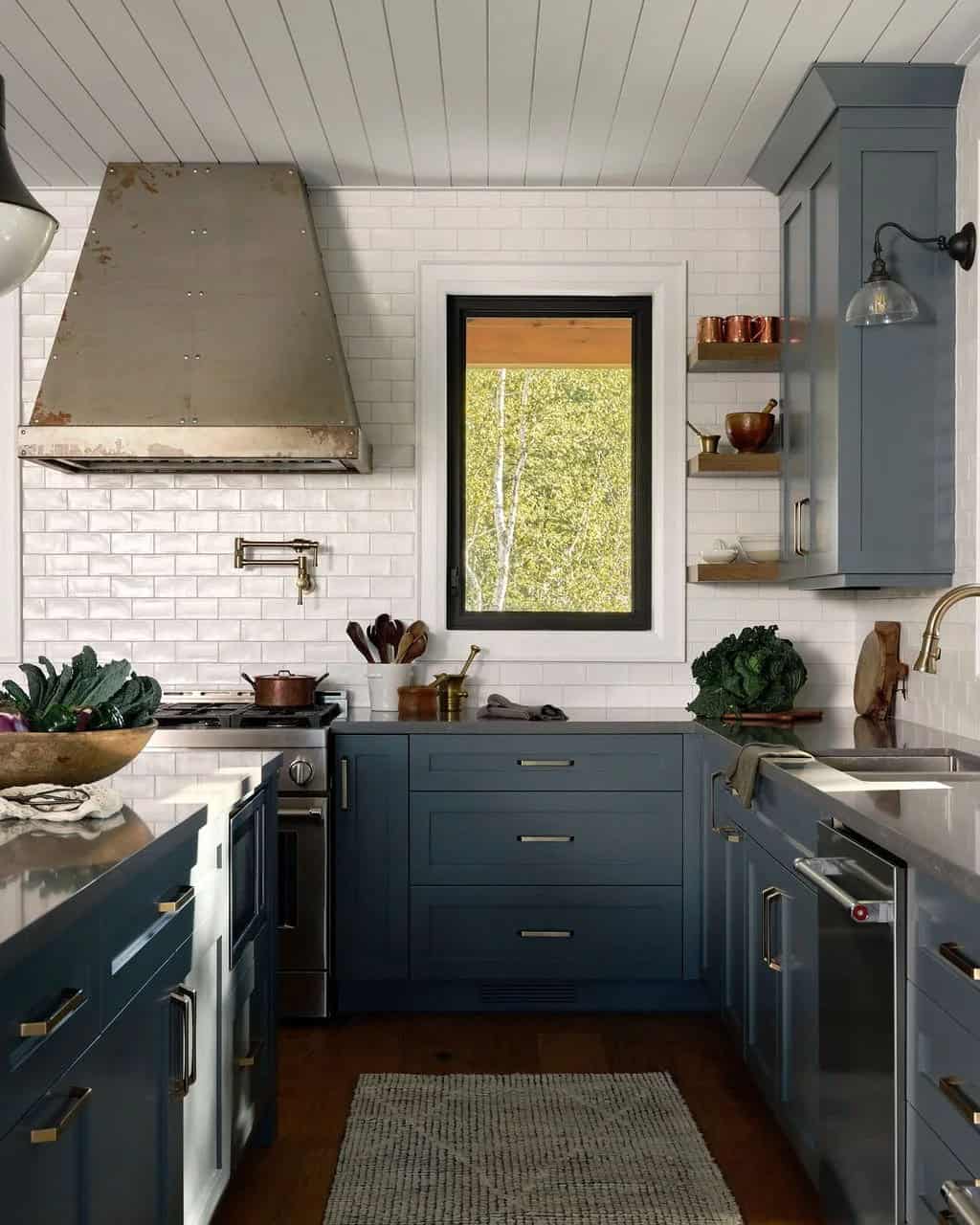traditional style kitchen