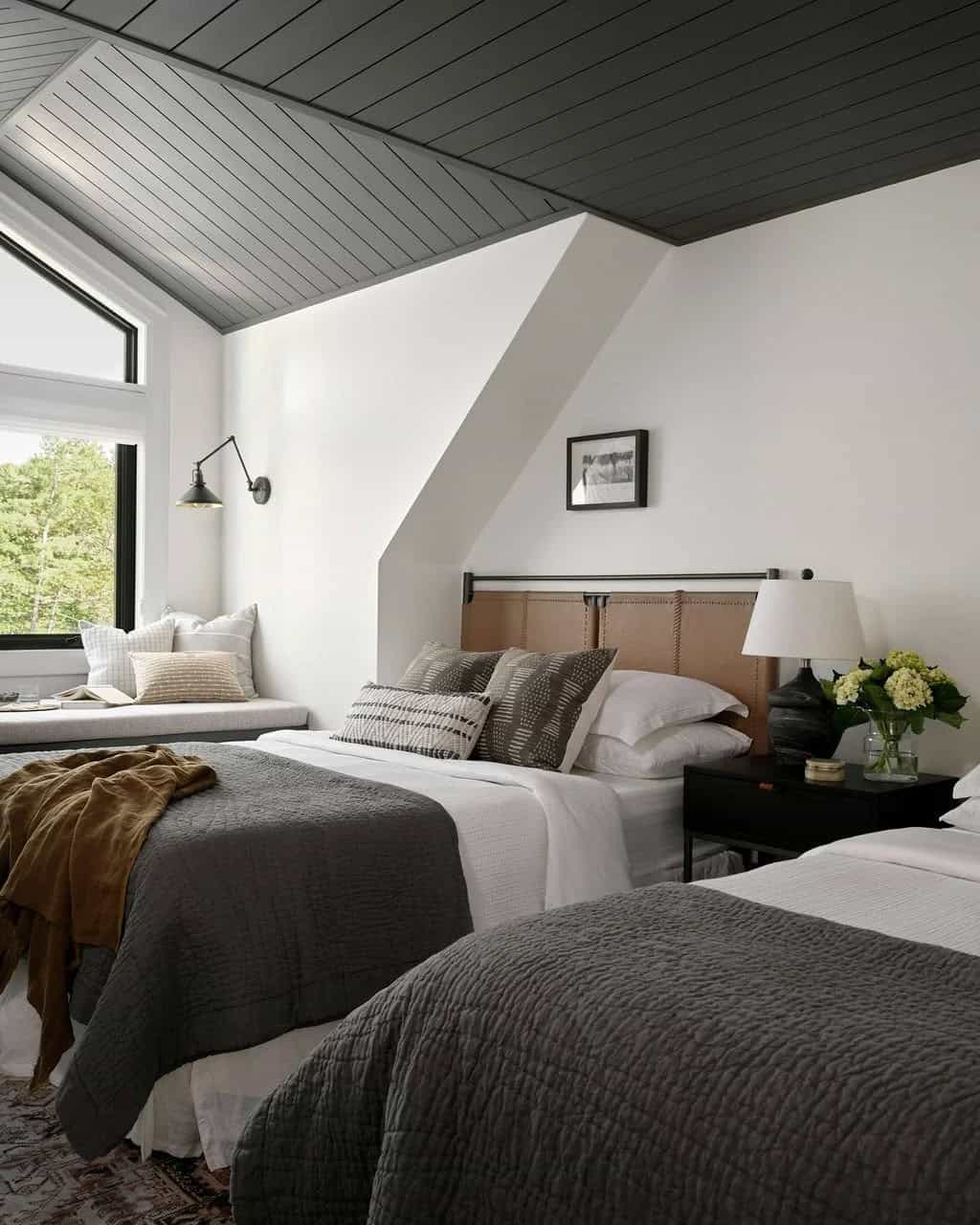 traditional style bedroom
