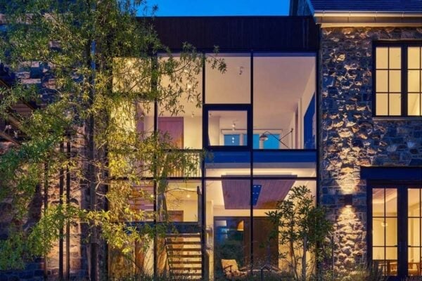 featured posts image for Impressive stone and glass house in Pennsylvania’s countryside landscape