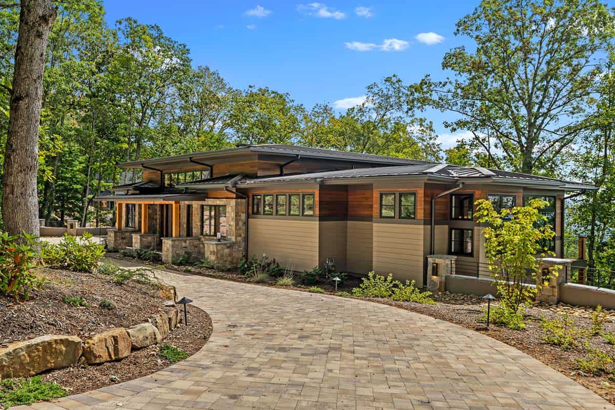 modern mountain home exterior