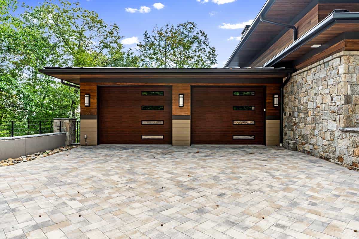 modern mountain home exterior garage