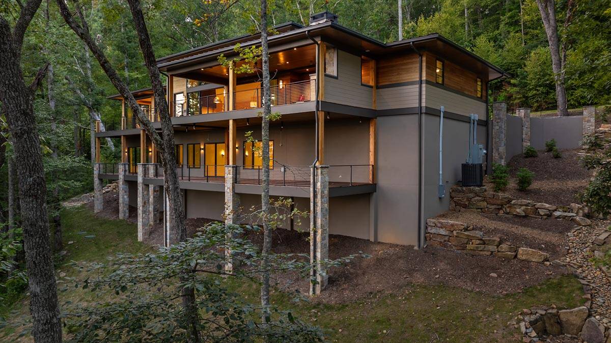 modern mountain home exterior backyard view