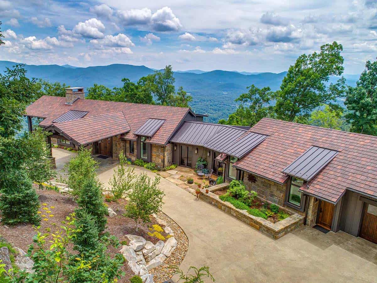 mountain ranch style home exterior
