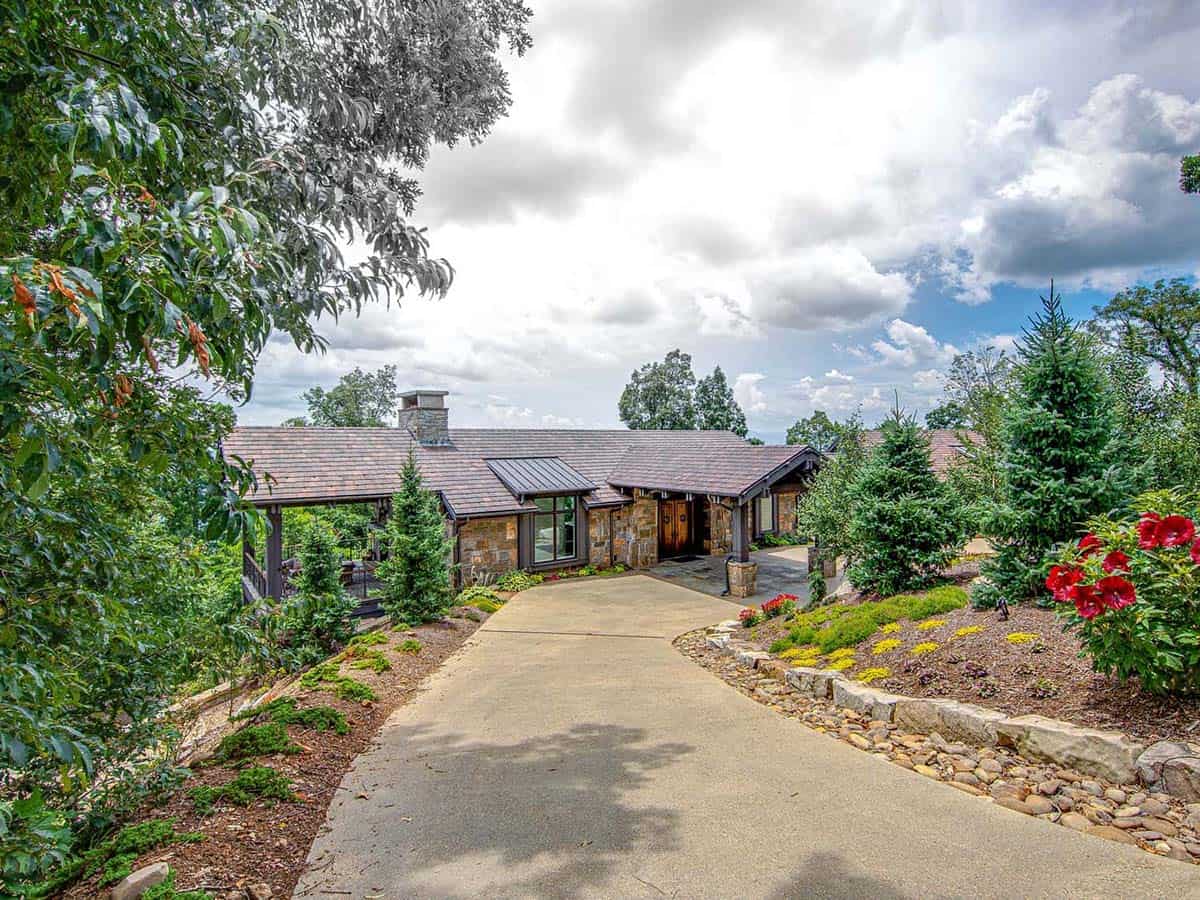 mountain ranch style home exterior