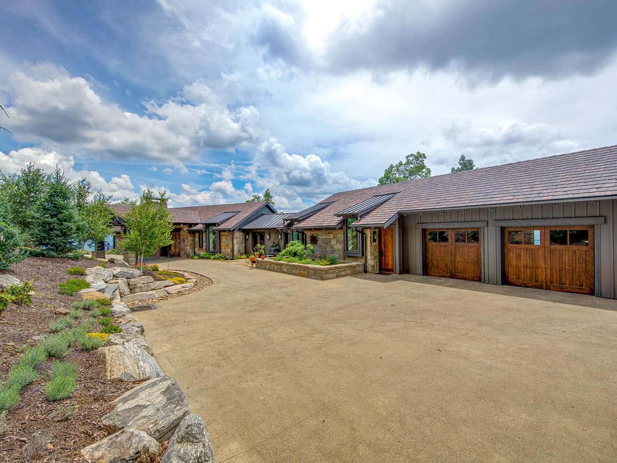 mountain ranch style home exterior