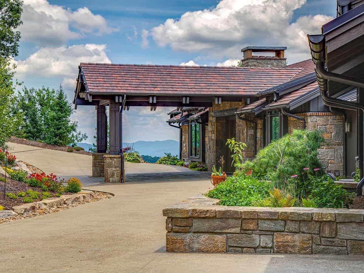 mountain ranch style home exterior