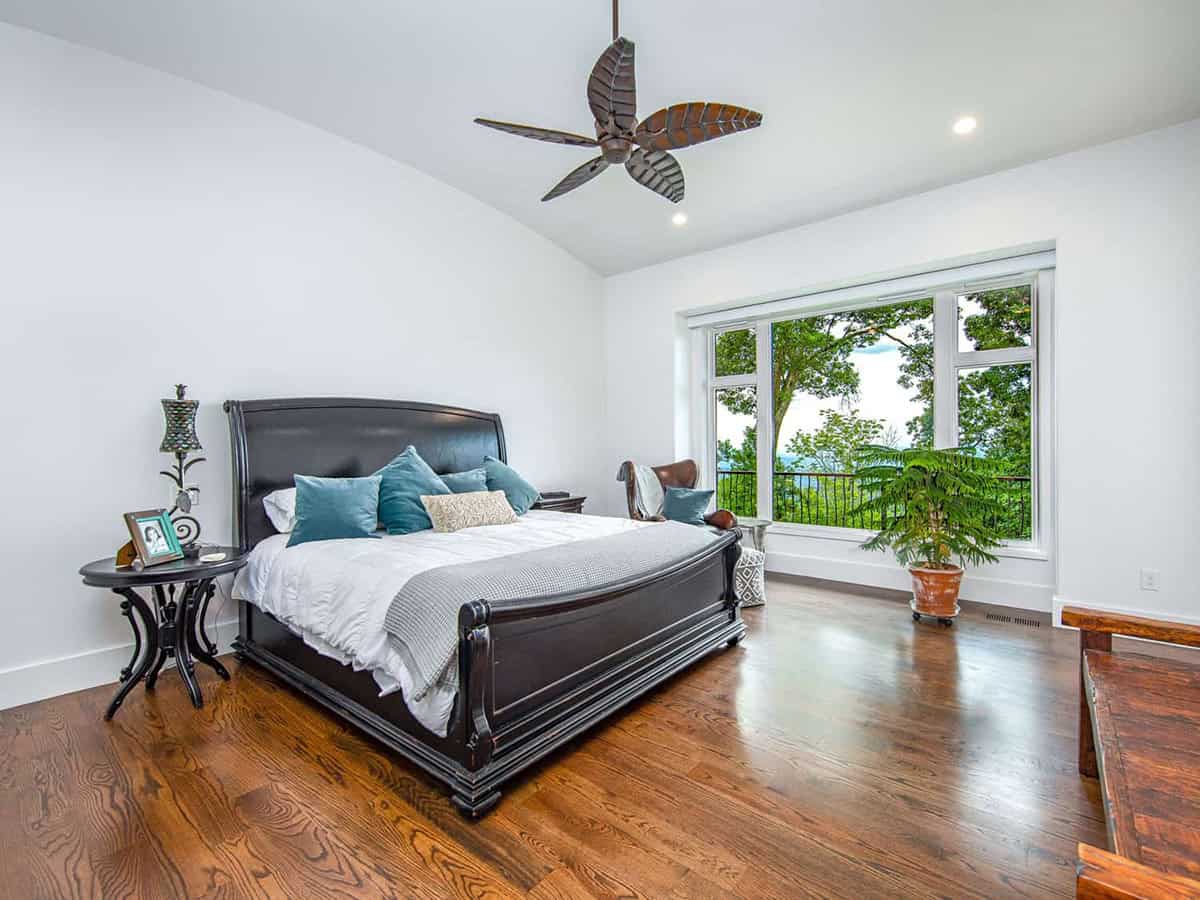 mountain ranch style bedroom
