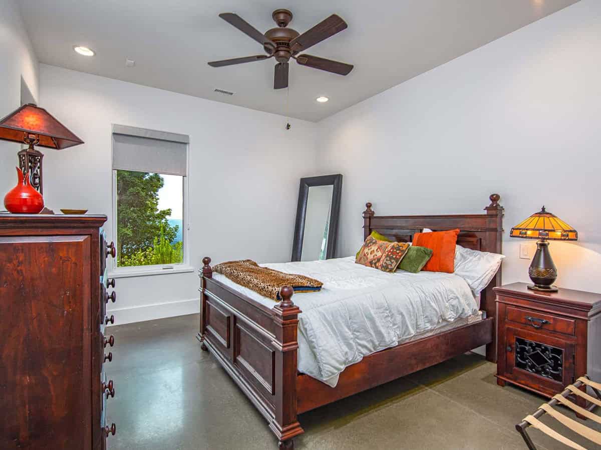 mountain ranch style bedroom