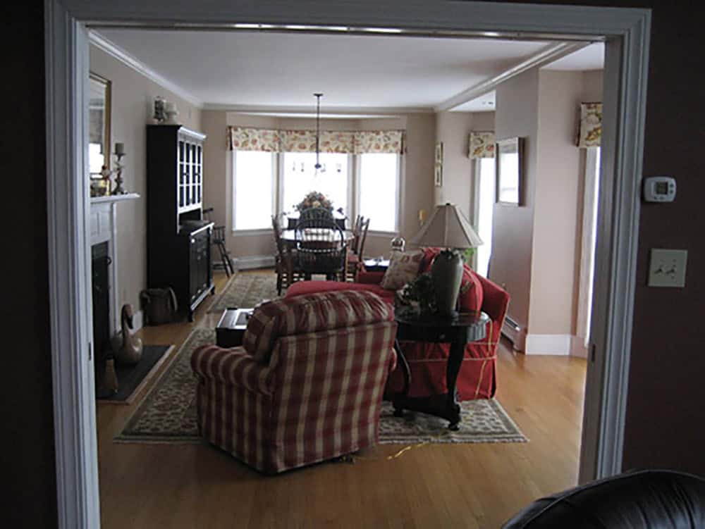 seaside cottage retreat living room before the renovation