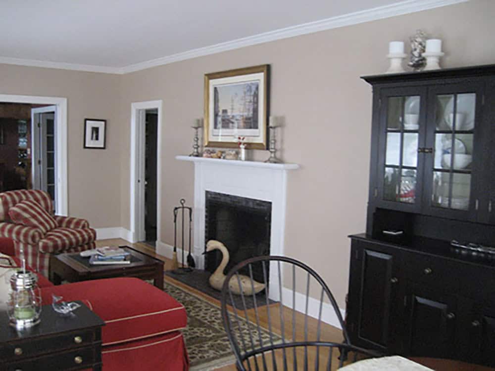 seaside cottage retreat living room before the renovation