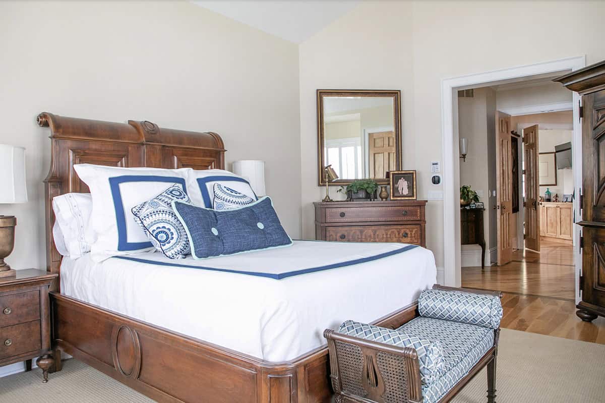 traditional style bedroom