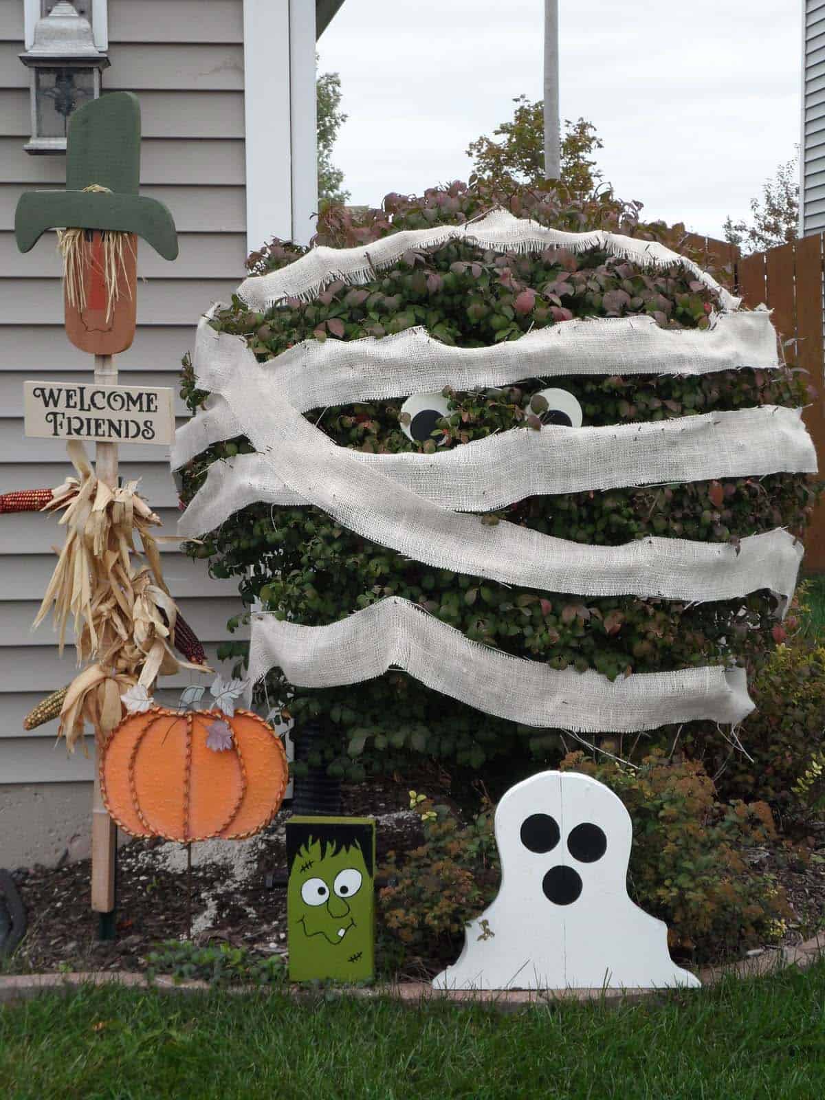 spooky outdoor yard decor with googly eyes