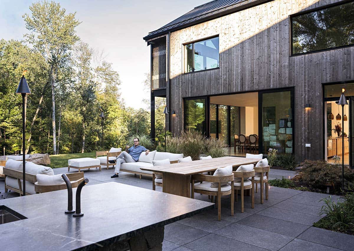 contemporary home exterior backyard patio with outdoor furniture 