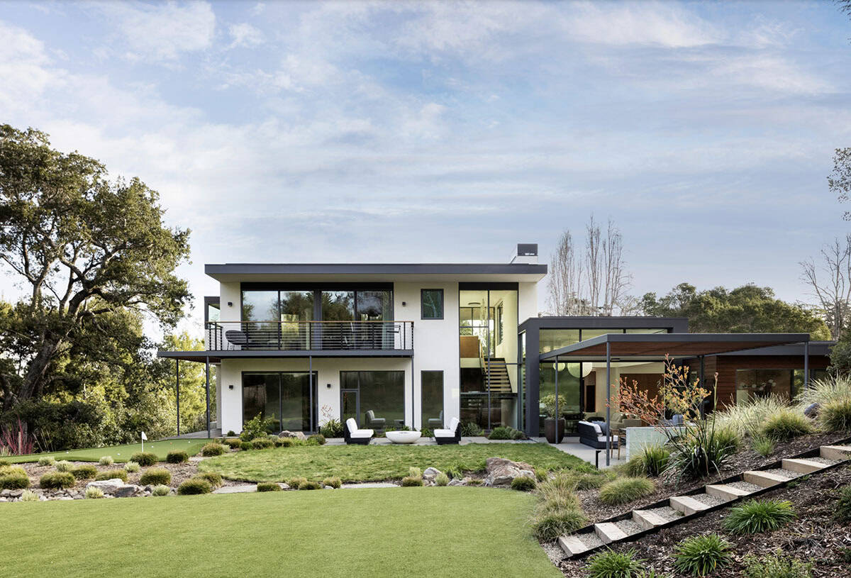 contemporary home exterior backyard view
