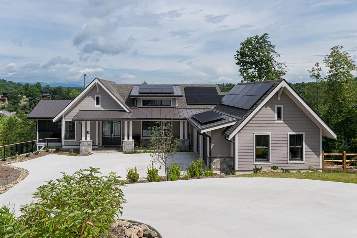 mountain modern home exterior