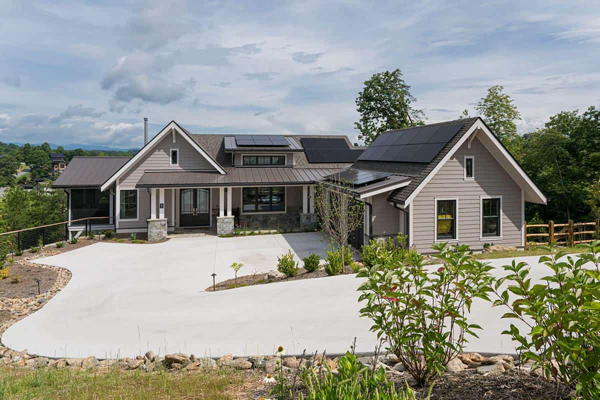 mountain modern home exterior
