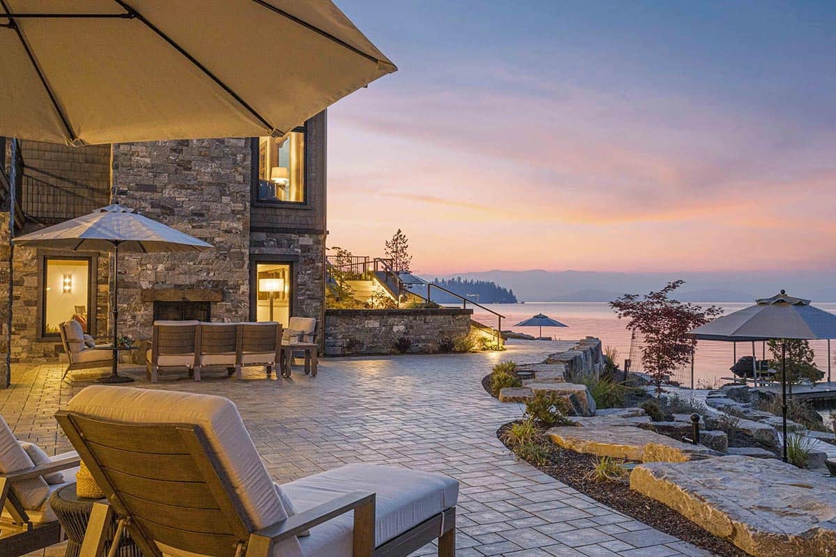 contemporary lake house patio