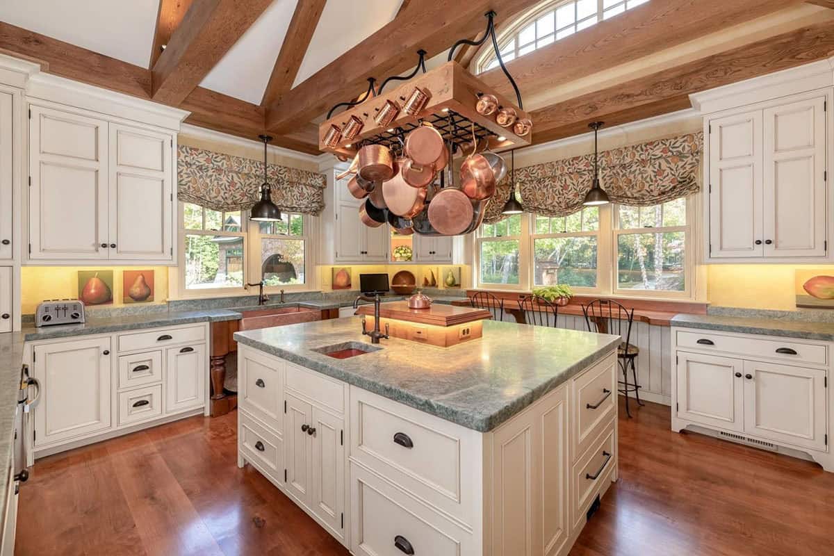 traditional style kitchen
