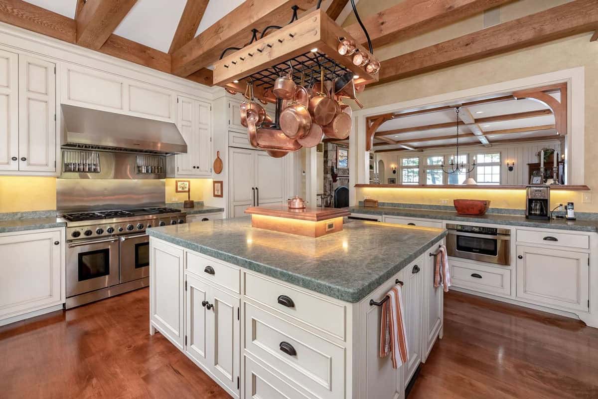 traditional style kitchen