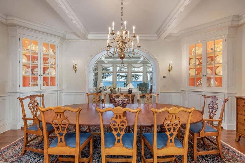 traditional style dining room