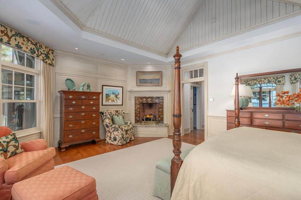 traditional style bedroom