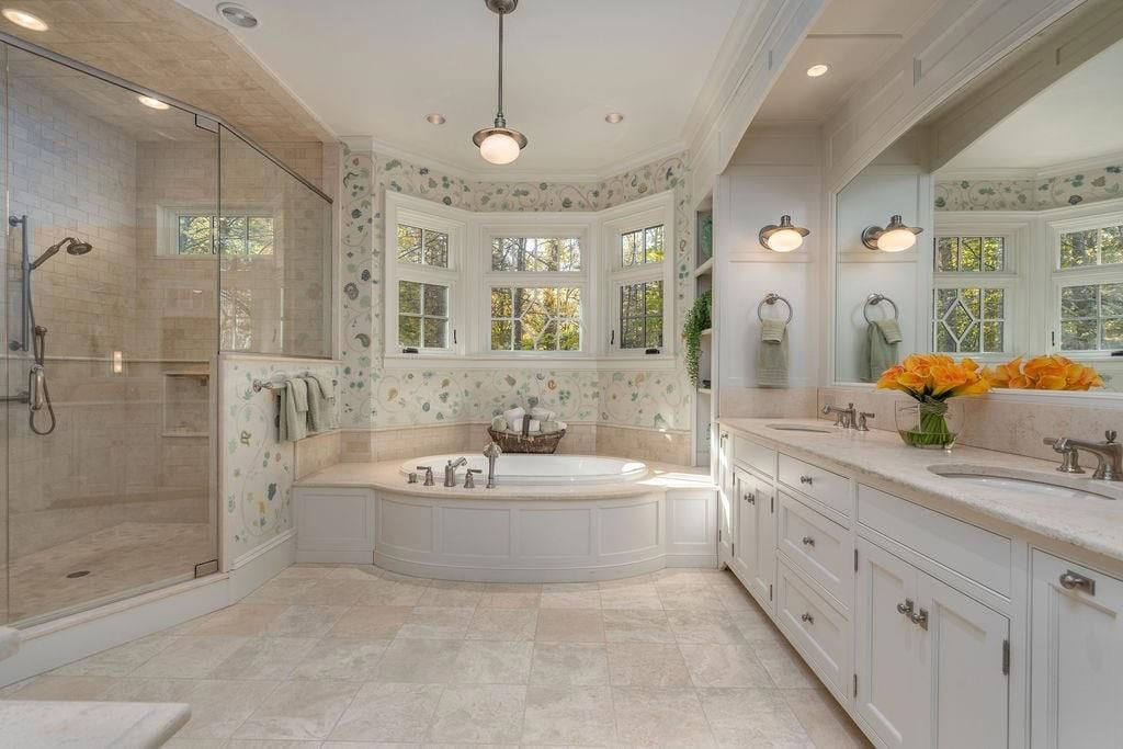 traditional style luxury bathroom