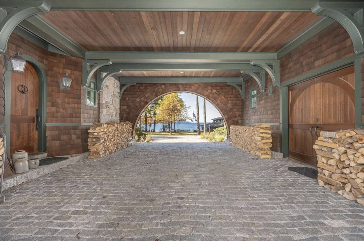 lakeside guest house entry