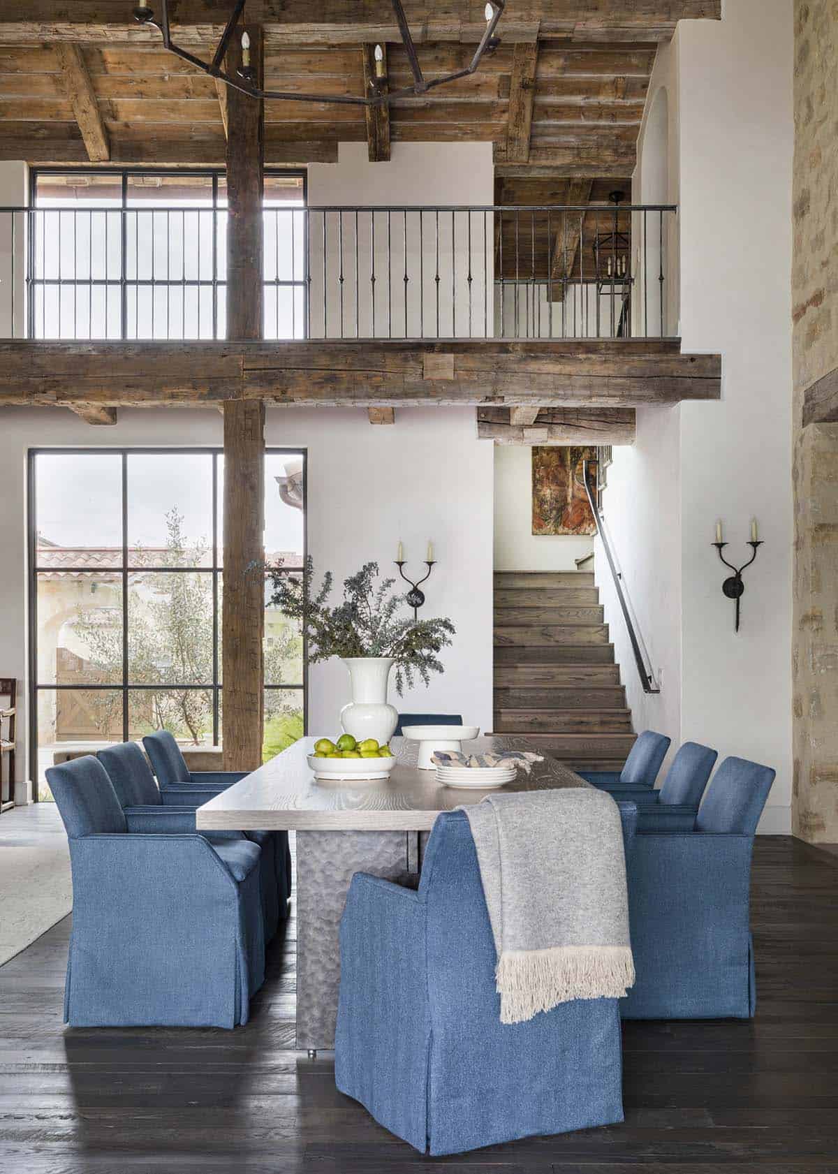 Mediterranean-style dining room