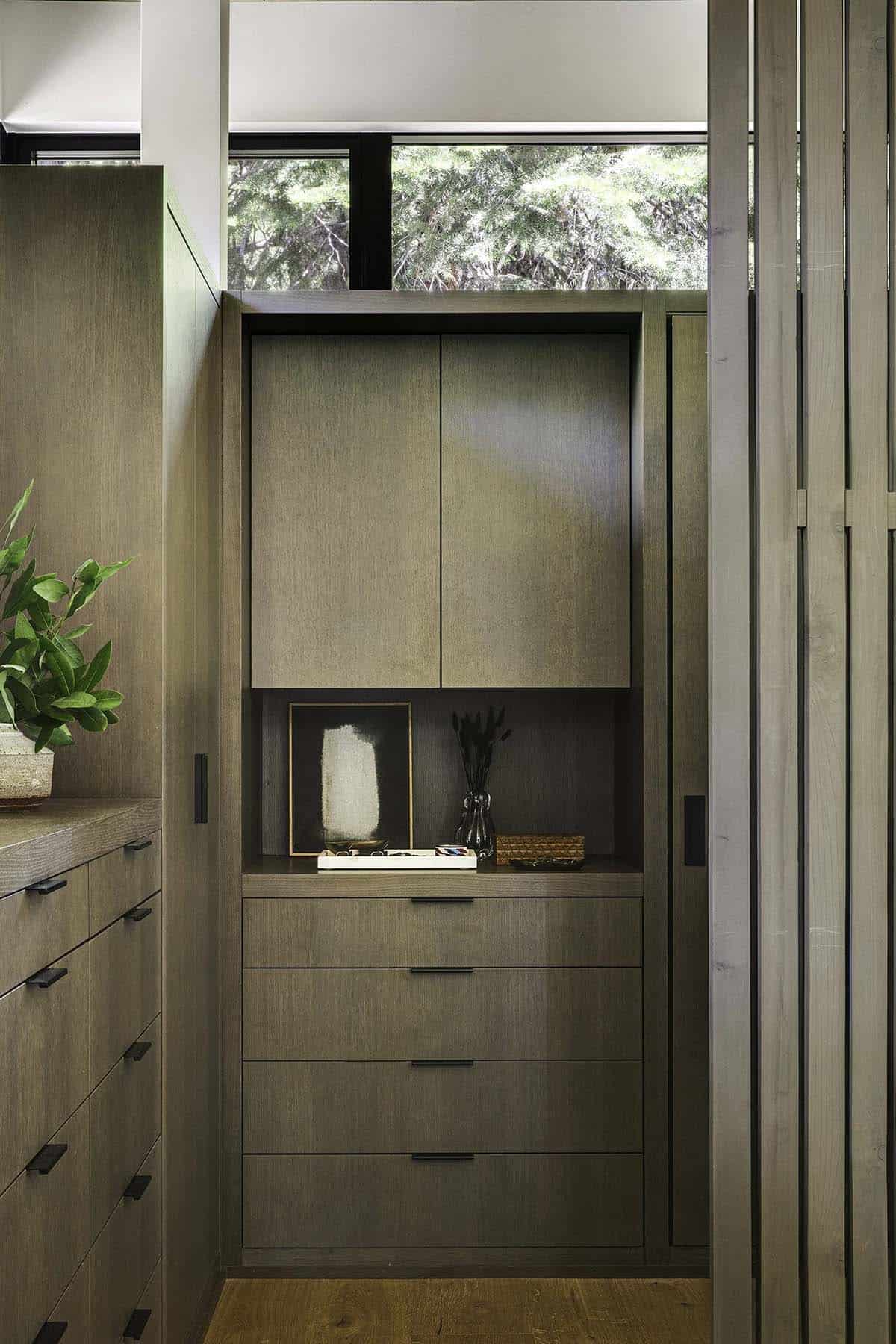 mountain modern closet