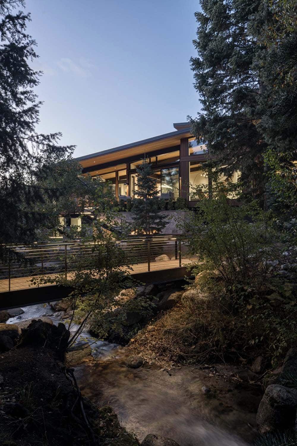 mountain modern home exterior