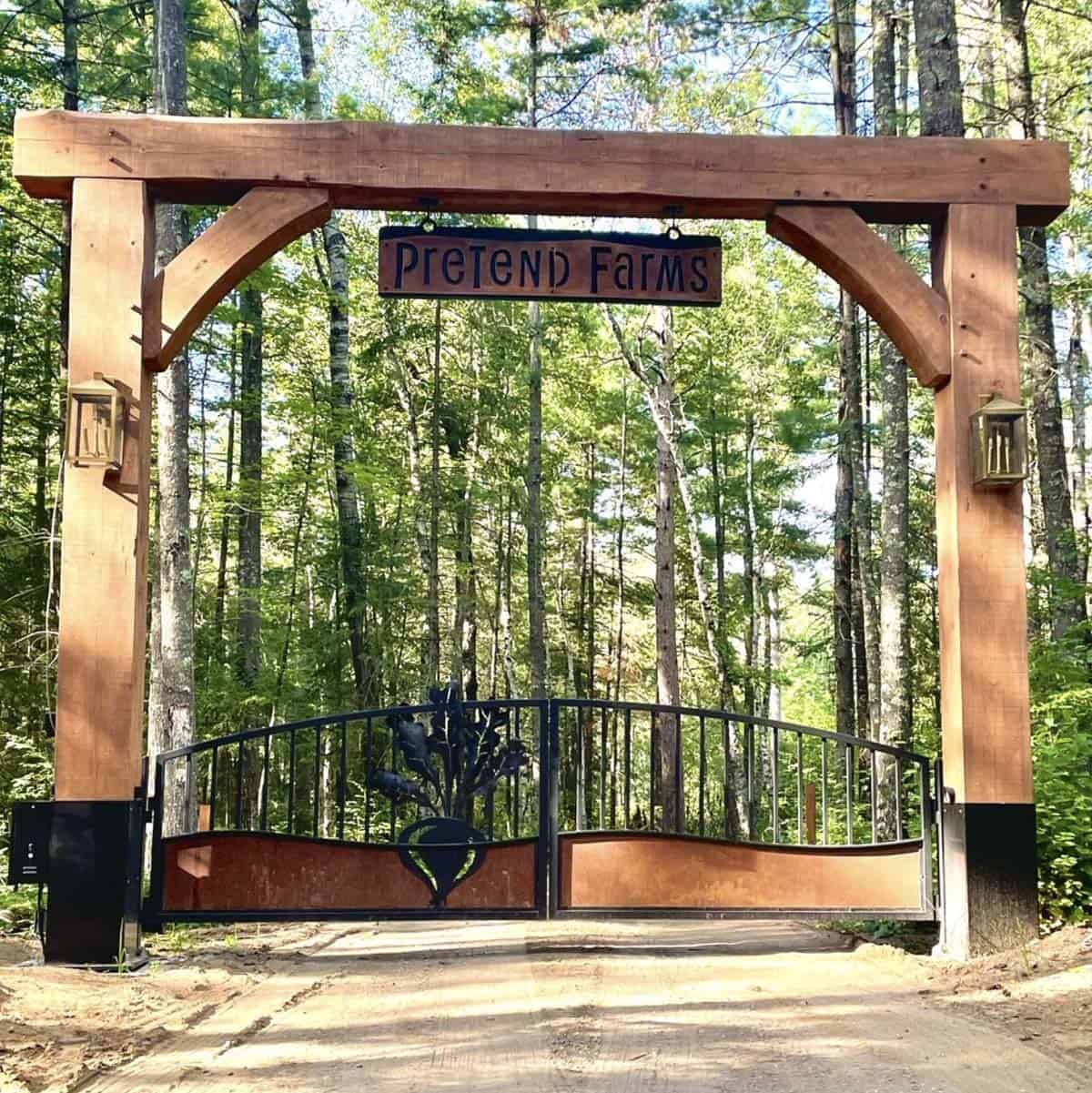 farmhouse home exterior front gate