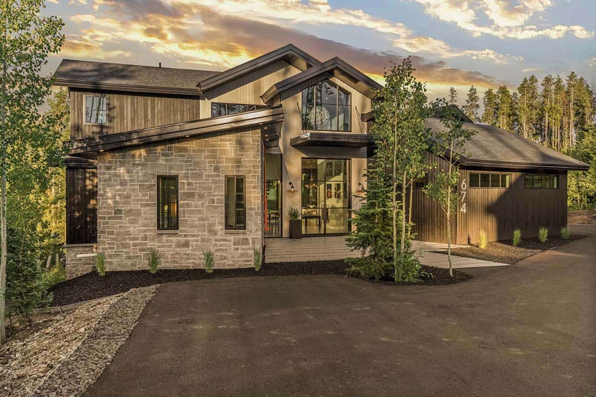 scandinavian mountain home exterior