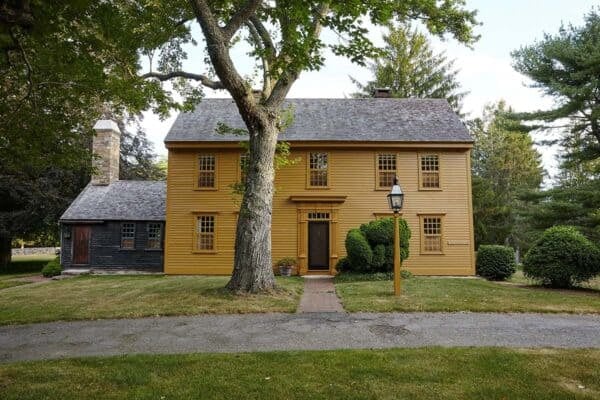 featured posts image for 1680 Colonial style farmhouse gets a stunning transformation in Connecticut
