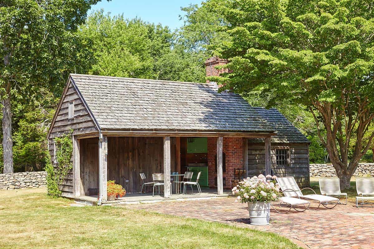 colonial farmhouse style home exterior