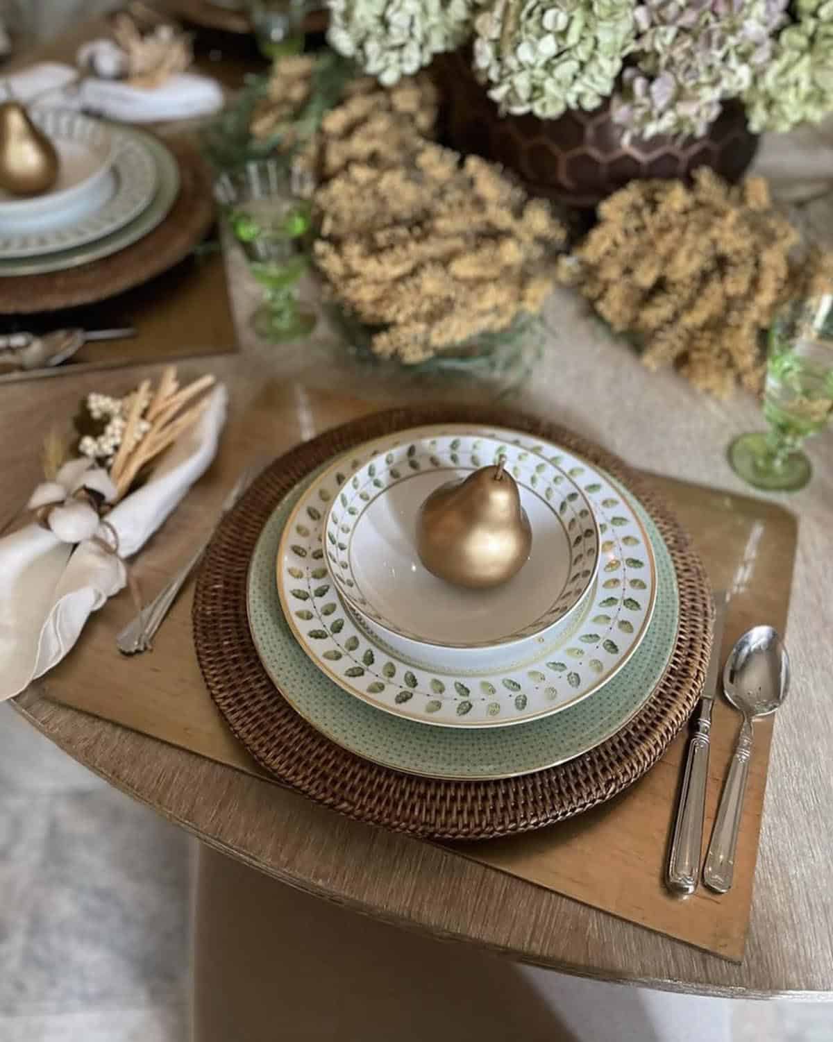 elegant thanksgiving table place setting