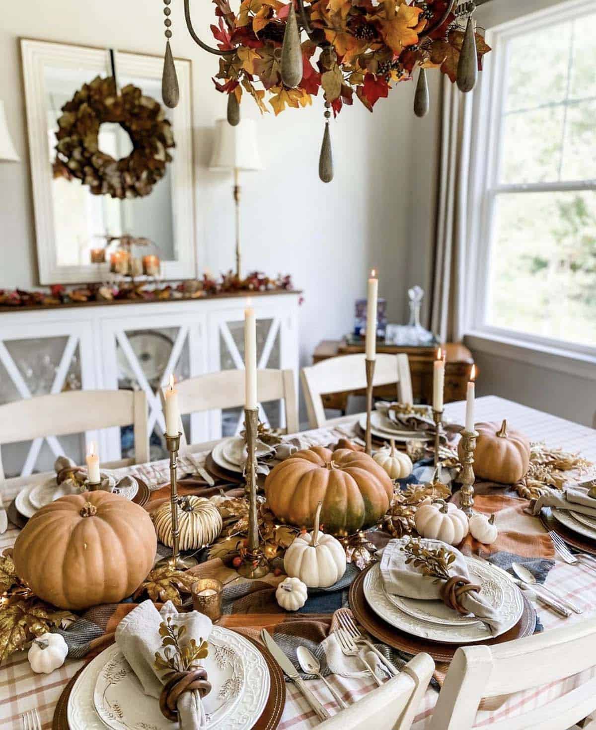 pumpkin-inspired centerpiece for a thanksgiving table