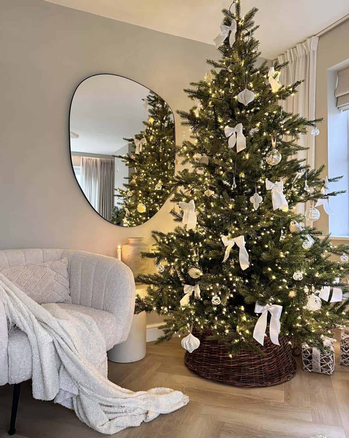 elegant christmas tree with white bows