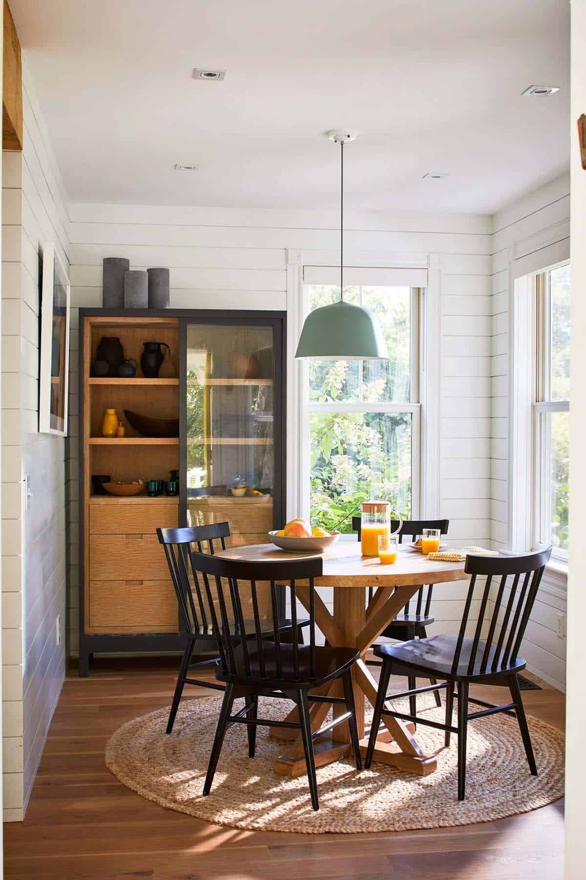 farmhouse style breakfast nook