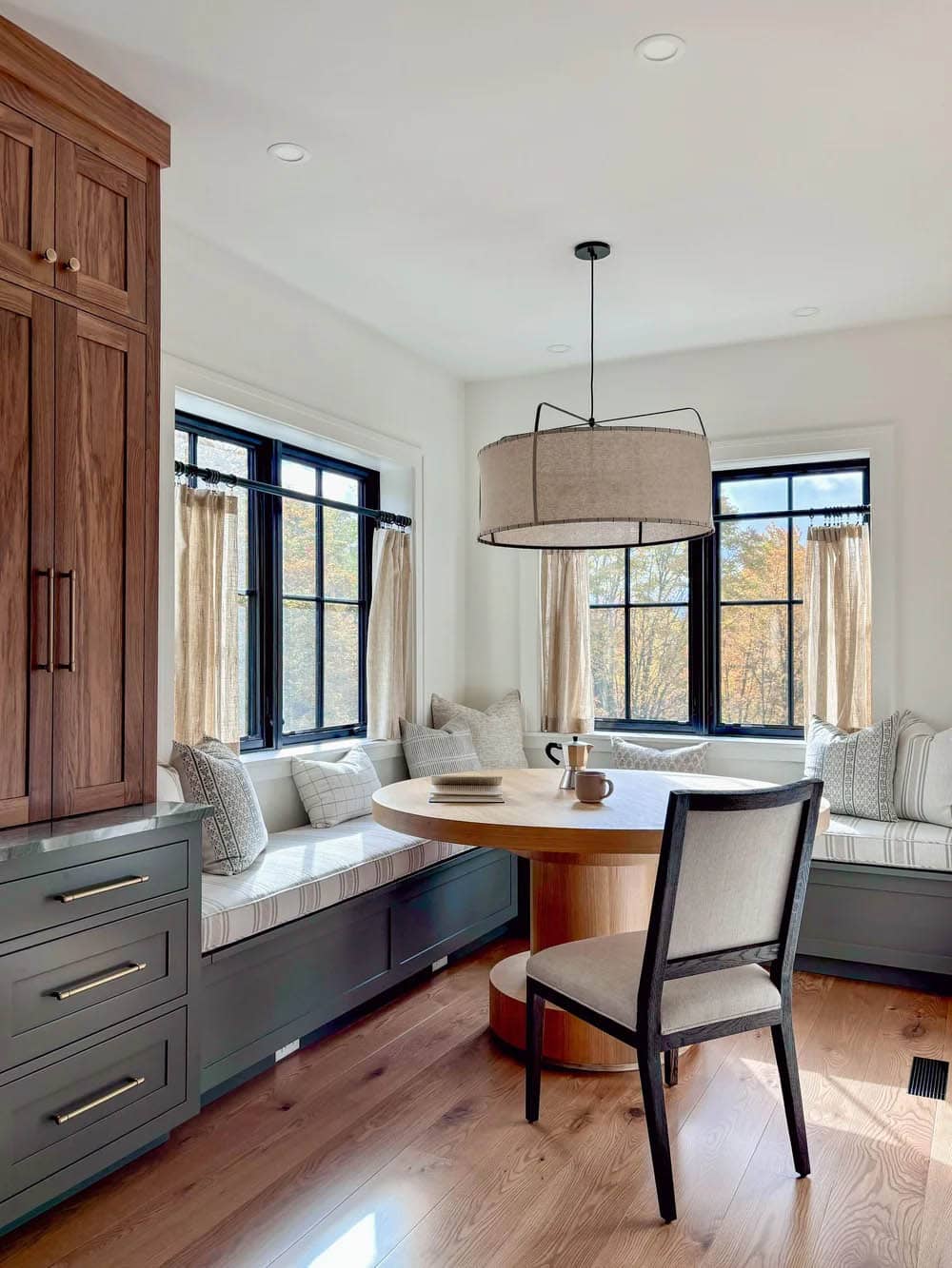 farmhouse style built-in dining banquette