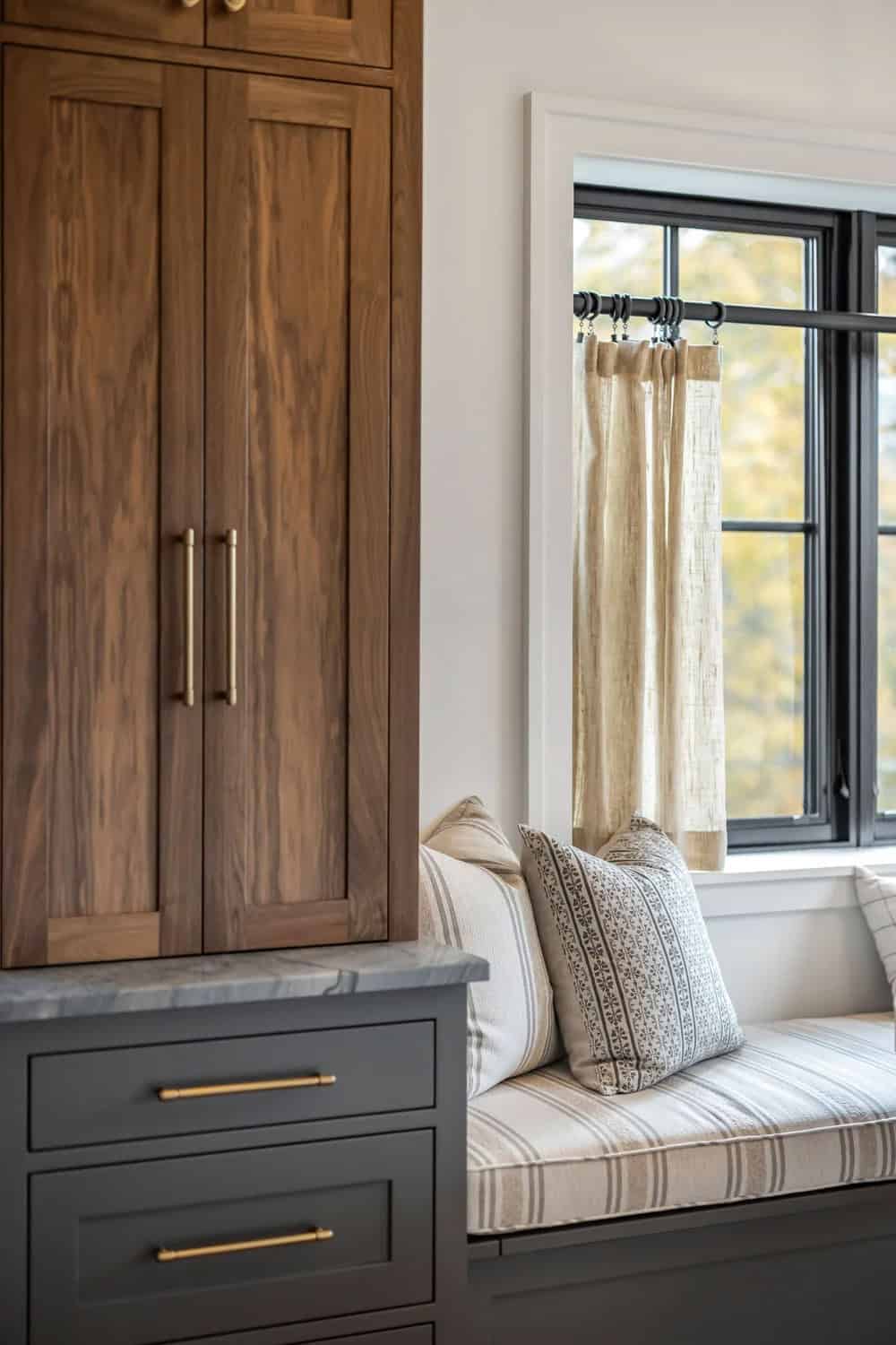 farmhouse style built-in dining banquette