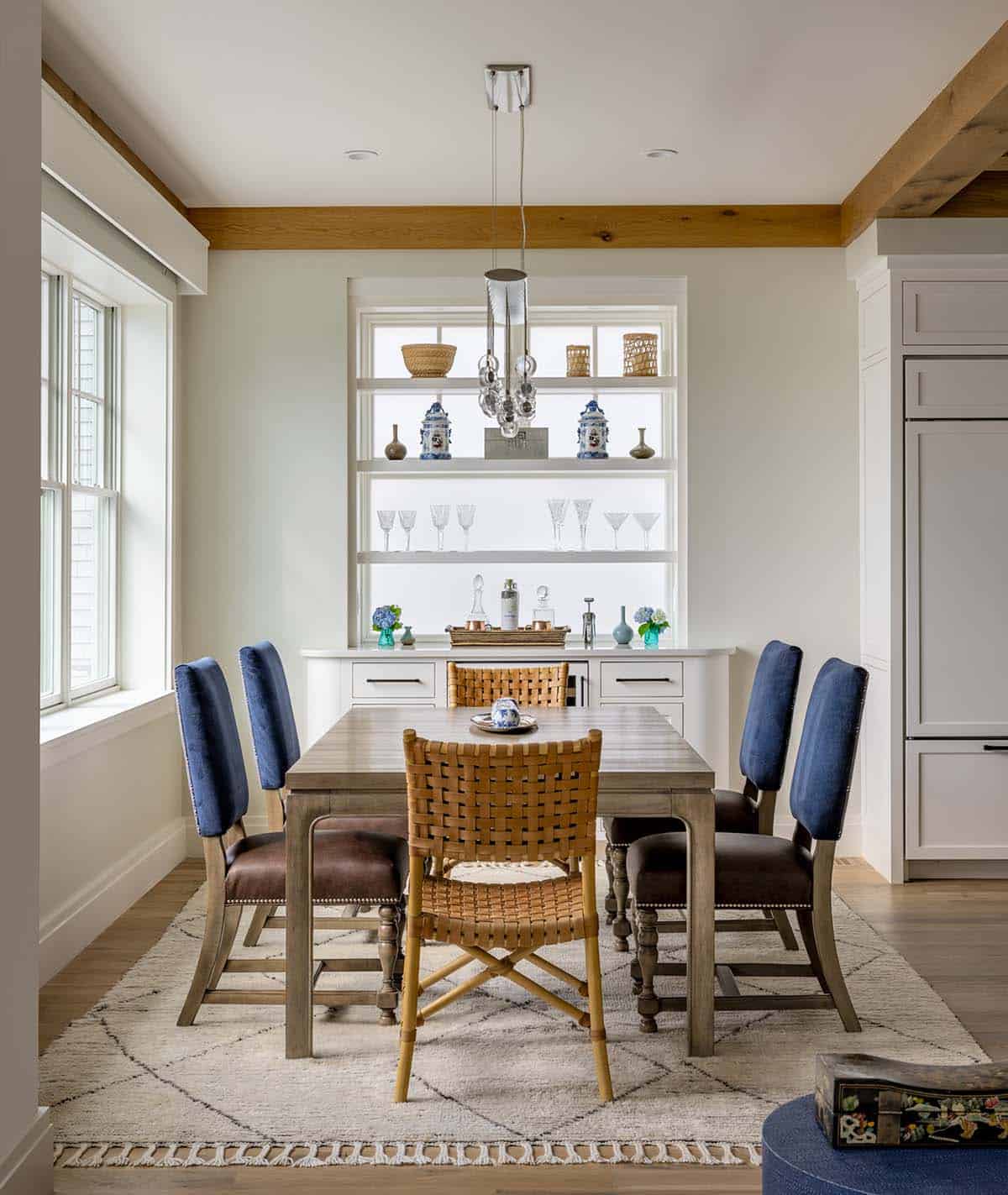 beach style dining room