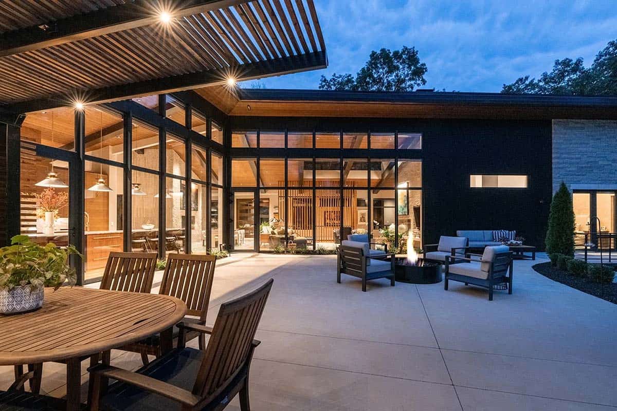 midcentury modern home exterior patio with outdoor furniture