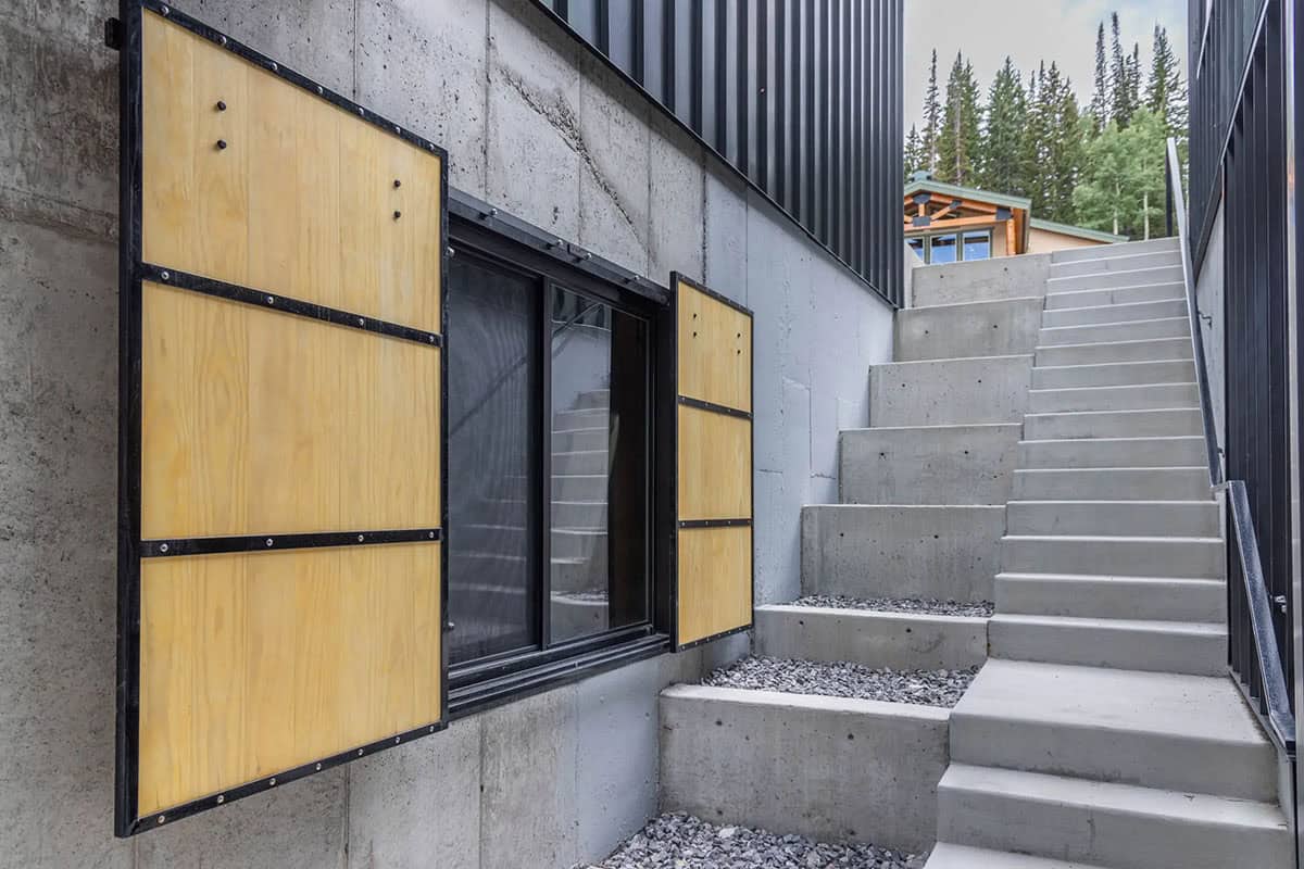 modern scandinavian mountain cabin exterior