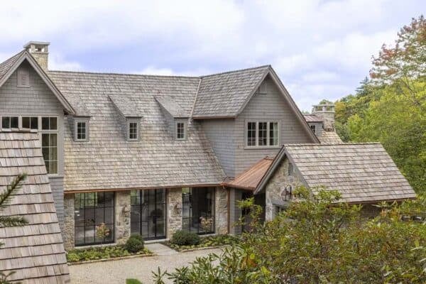 featured posts image for A serene mountainside retreat nestled amid the majestic Blue Ridge Mountains